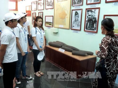 Делегация вьетнамской молодежи за границей посетила исторический комплекс Сонми  - ảnh 1